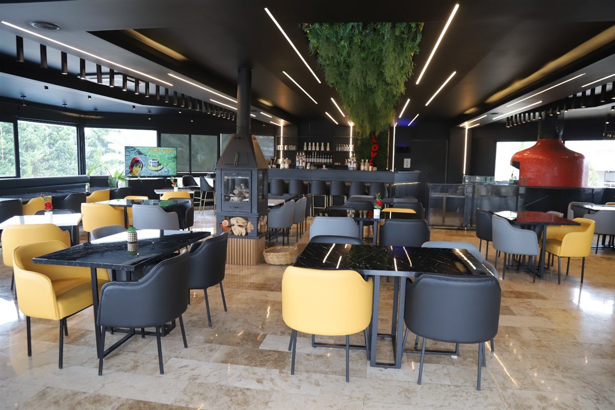 عند AURA RESTAURANT LOUNGE .. الذوق الأجواء والمتعة كلها بمكان واحد