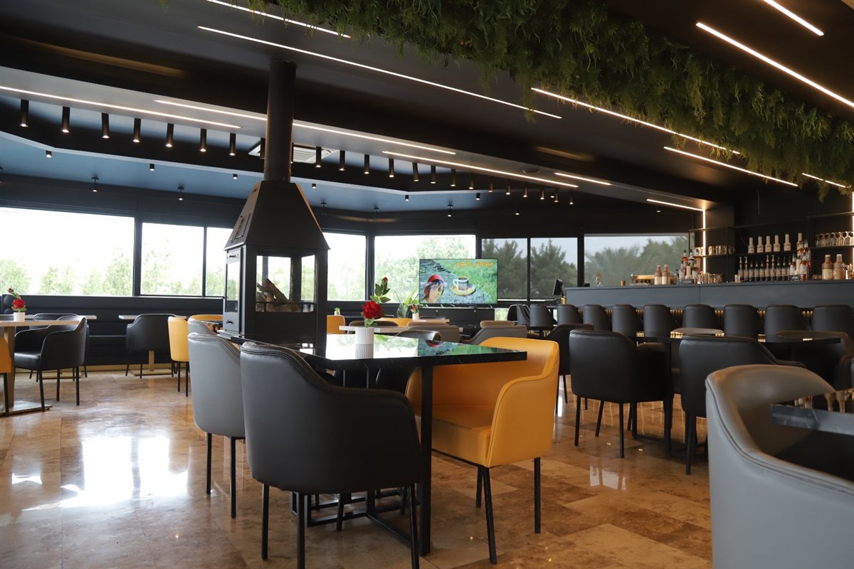 عند AURA RESTAURANT LOUNGE .. الذوق الأجواء والمتعة كلها بمكان واحد