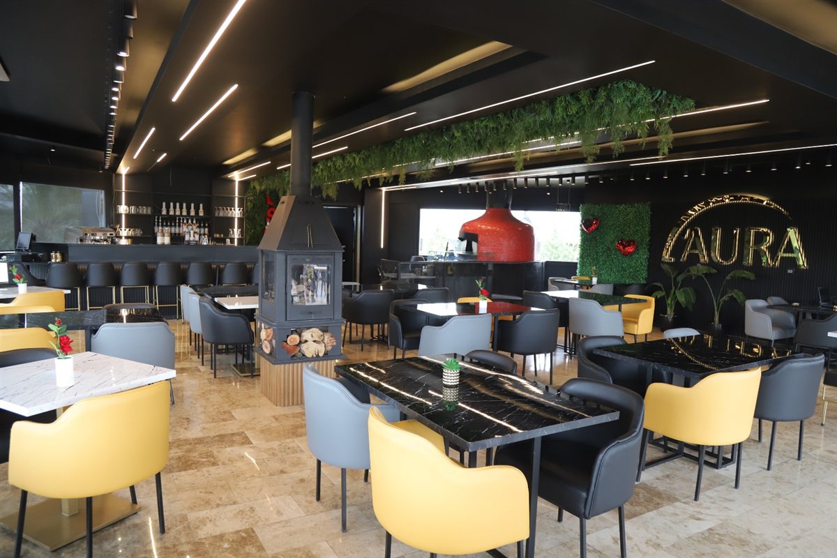 عند AURA RESTAURANT LOUNGE .. الذوق الأجواء والمتعة كلها بمكان واحد