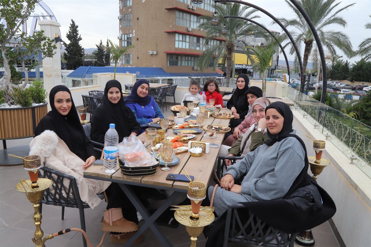 عند AURA RESTAURANT LOUNGE .. الذوق الأجواء والمتعة كلها بمكان واحد