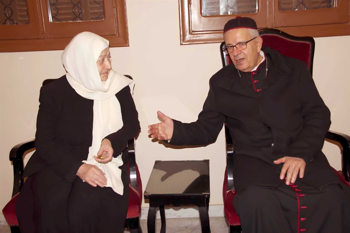 بهية الحريري تمثل سعد الحريري في قداس مار مارون وتهنئ الرئيس عون والبطريرك الراعي