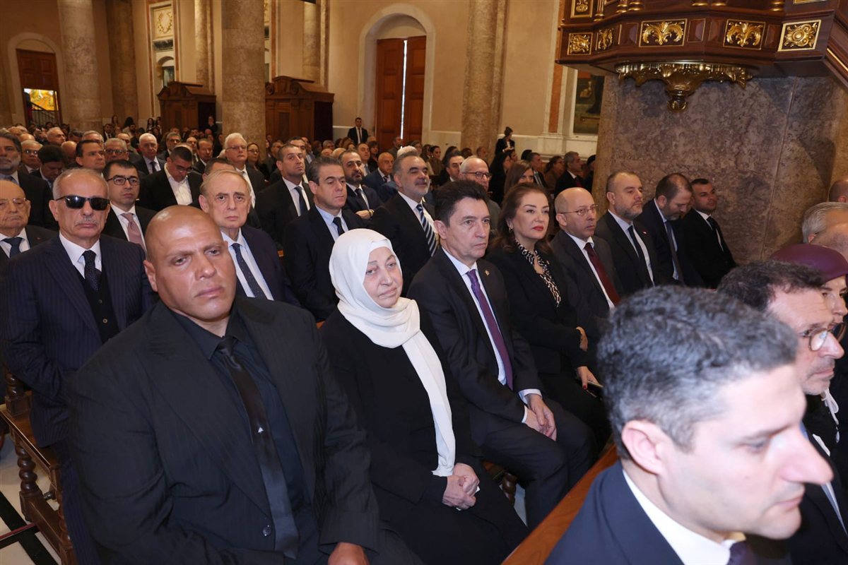 بهية الحريري تمثل سعد الحريري في قداس مار مارون وتهنئ الرئيس عون والبطريرك الراعي