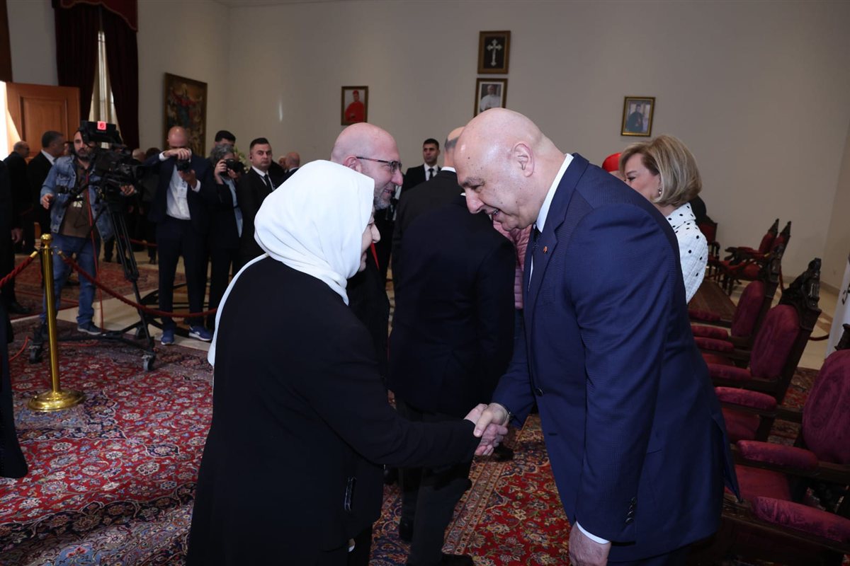 بهية الحريري تمثل سعد الحريري في قداس مار مارون وتهنئ الرئيس عون والبطريرك الراعي