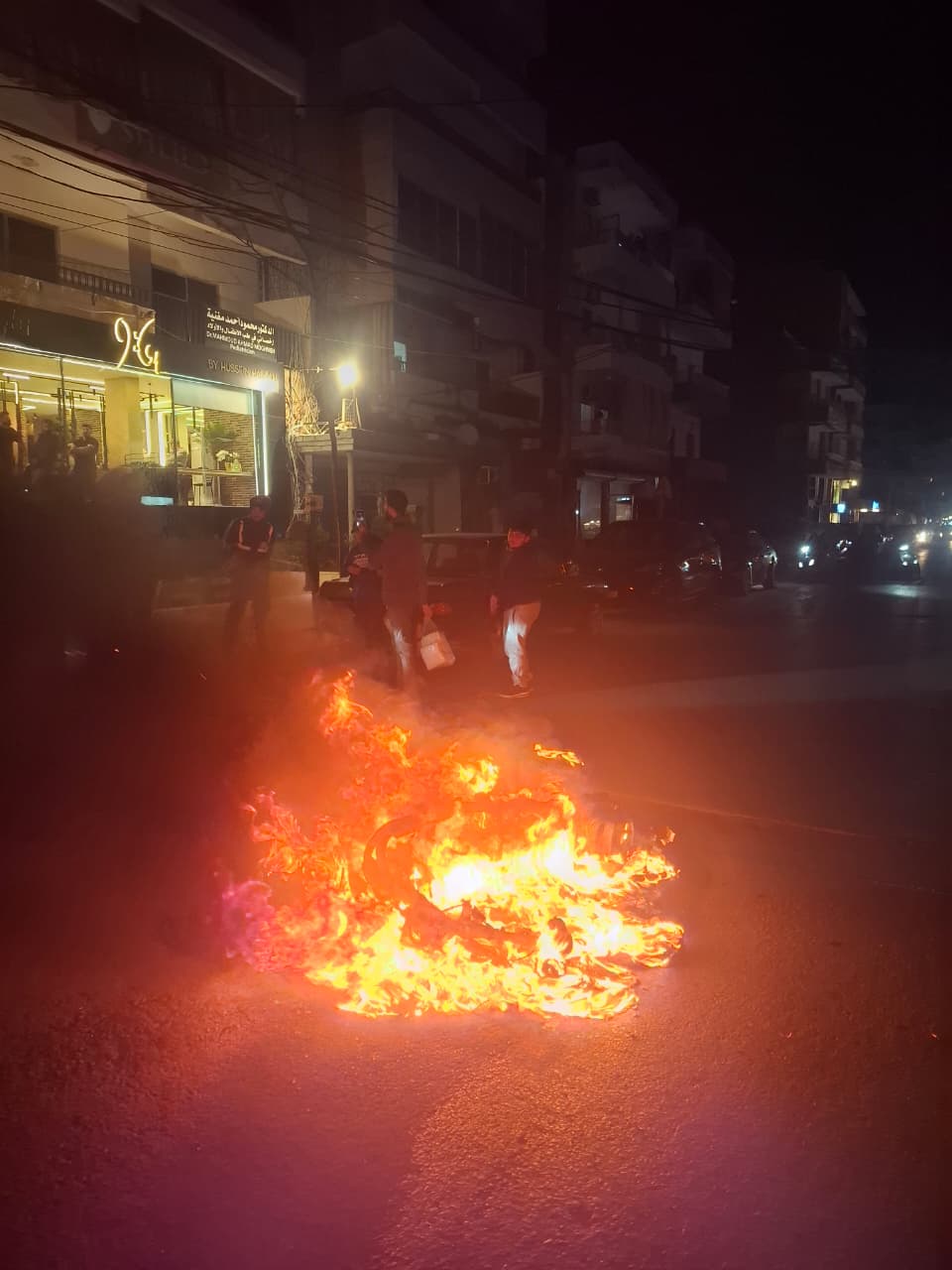 بالصور: احتراق دراجة نارية في مدينة صور