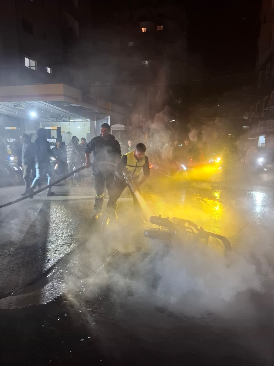 بالصور: احتراق دراجة نارية في مدينة صور