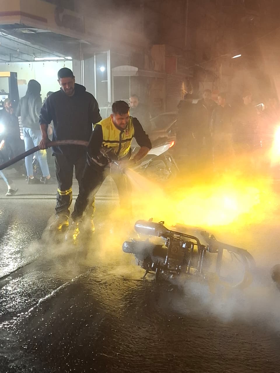 بالصور: احتراق دراجة نارية في مدينة صور