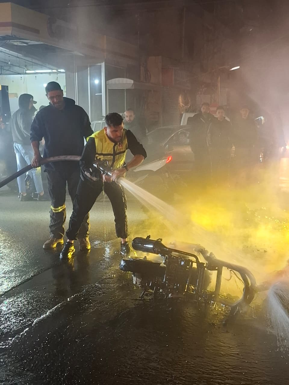 بالصور: احتراق دراجة نارية في مدينة صور