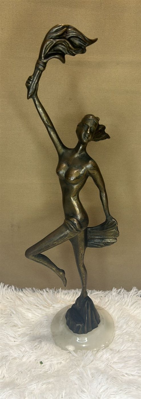 مزاد بيت جدودنا: بيع أنتيكا، مسابح، فضيات، تحف