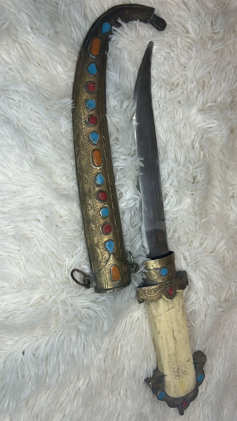 مزاد بيت جدودنا: بيع أنتيكا، مسابح، فضيات، تحف