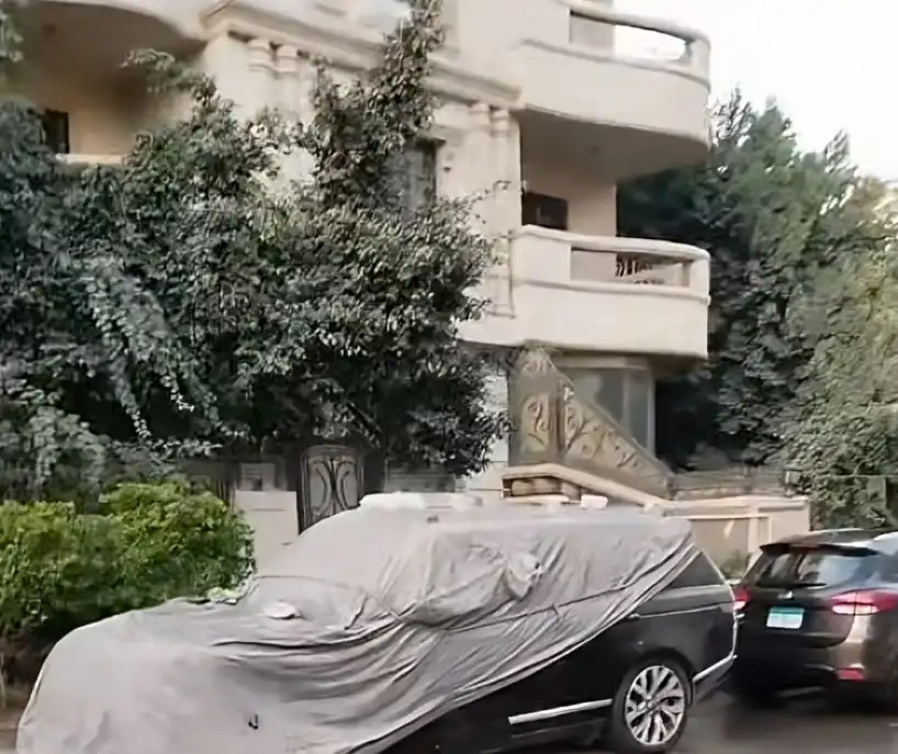 صورة لسيارة مغطاة أمام منزل تثير الجدل بشأن الفنانة شيرين عبدالوهاب... ما قصتها؟