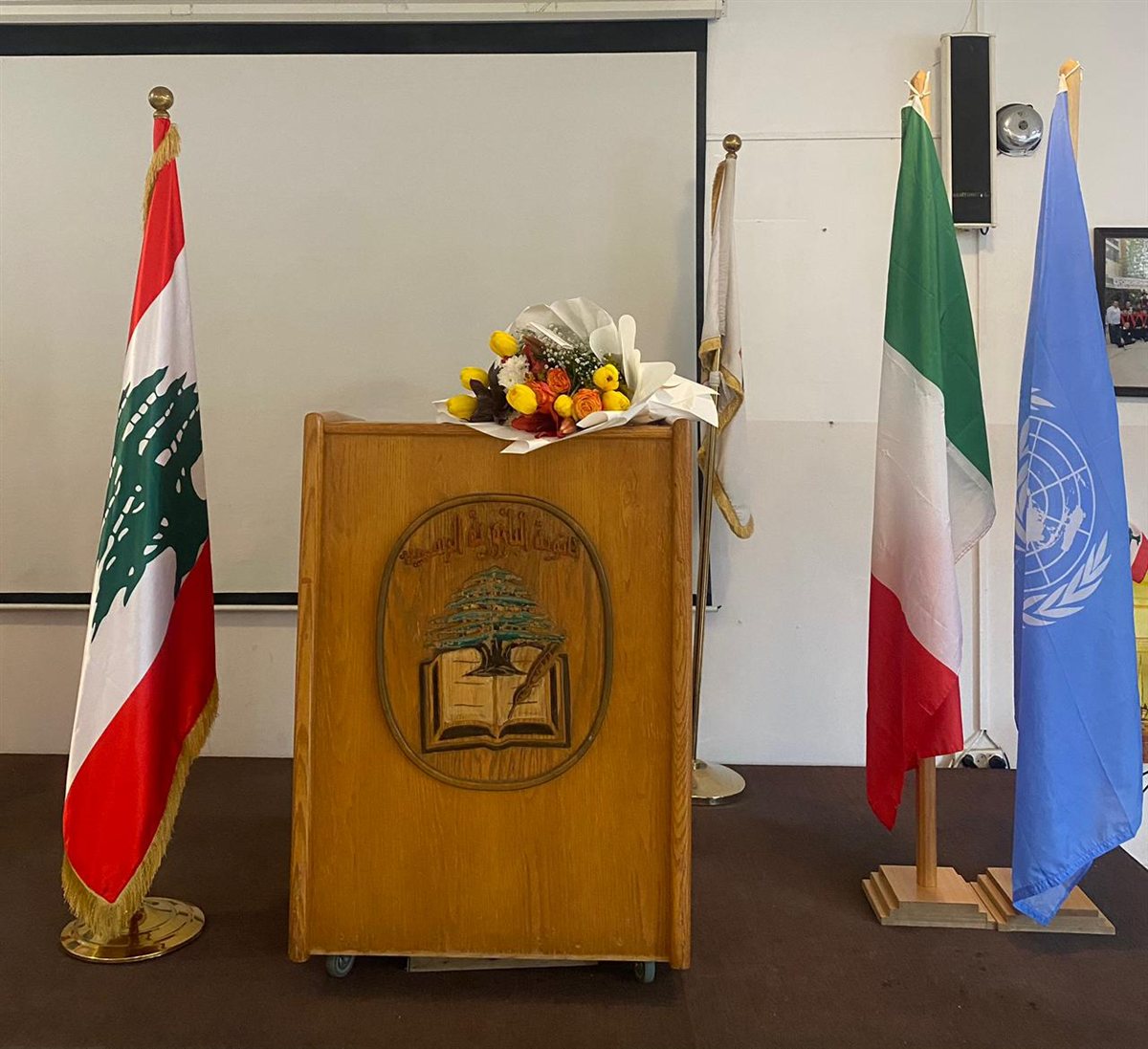 قائد قوات اليونيفيل في جنوب لبنان الجنرال Diodato Abagnara زار ثانوية البازورية الرسمية