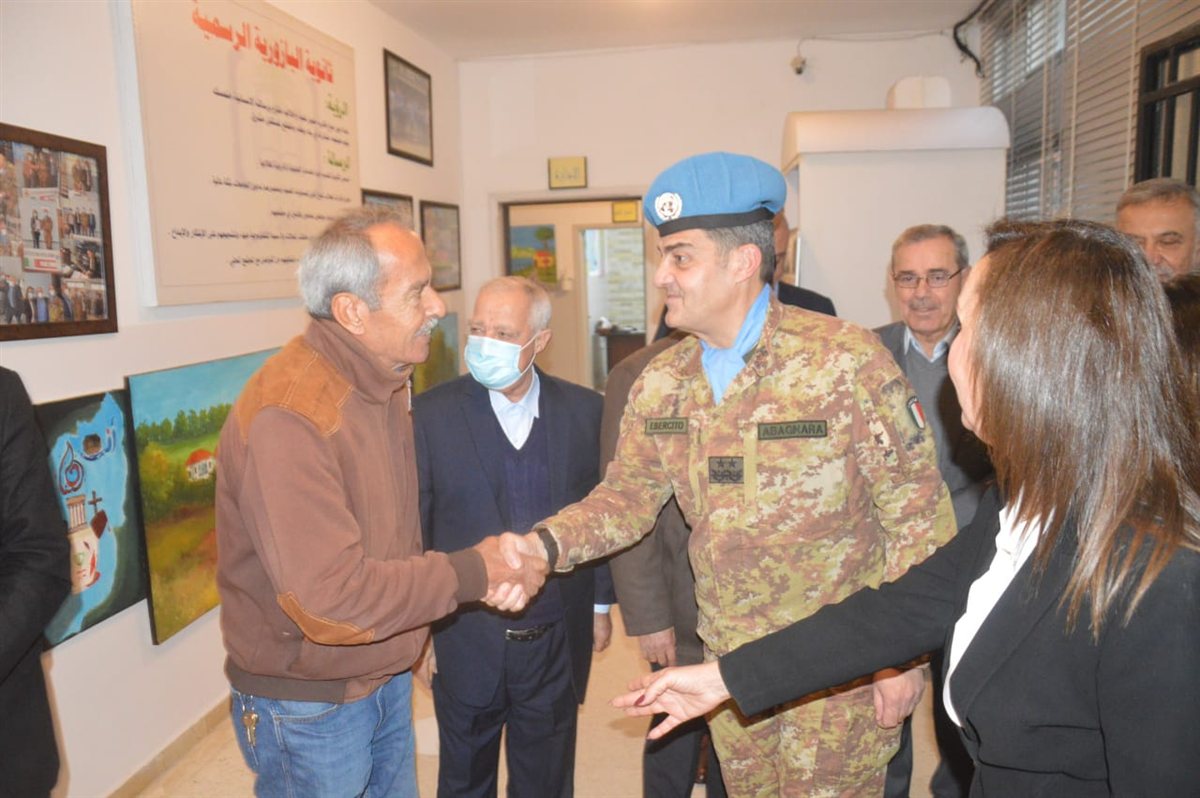 قائد قوات اليونيفيل في جنوب لبنان الجنرال Diodato Abagnara زار ثانوية البازورية الرسمية