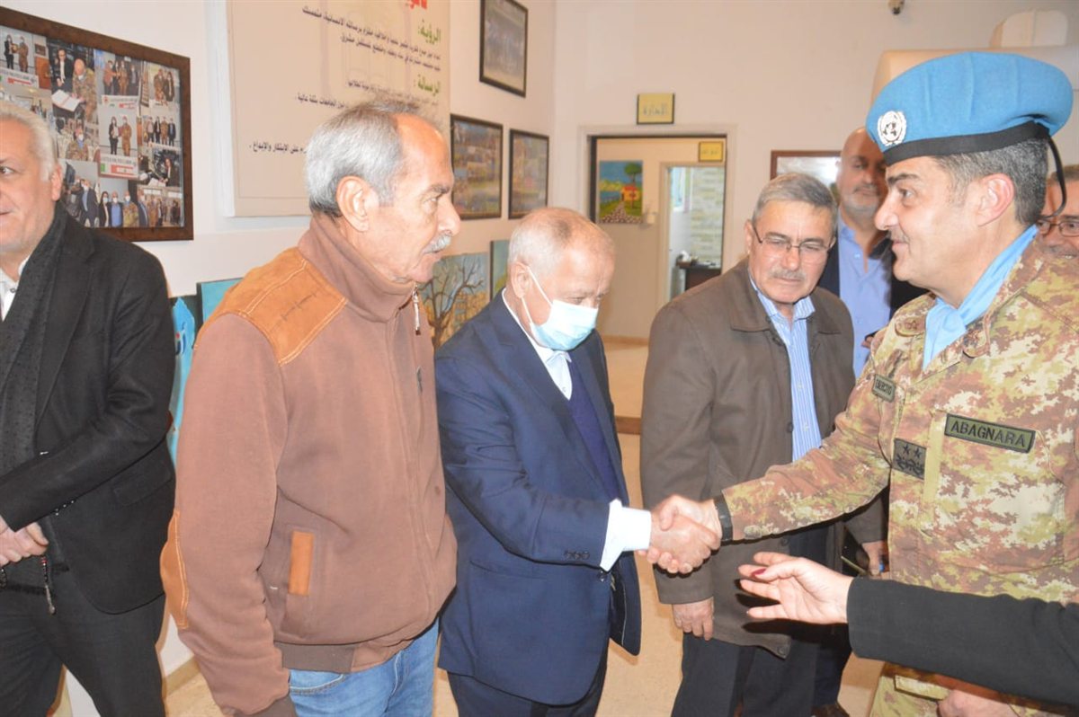قائد قوات اليونيفيل في جنوب لبنان الجنرال Diodato Abagnara زار ثانوية البازورية الرسمية