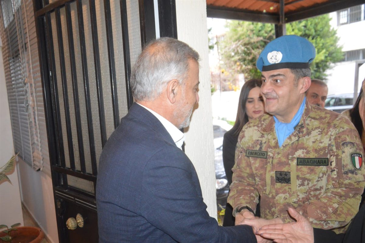 قائد قوات اليونيفيل في جنوب لبنان الجنرال Diodato Abagnara زار ثانوية البازورية الرسمية