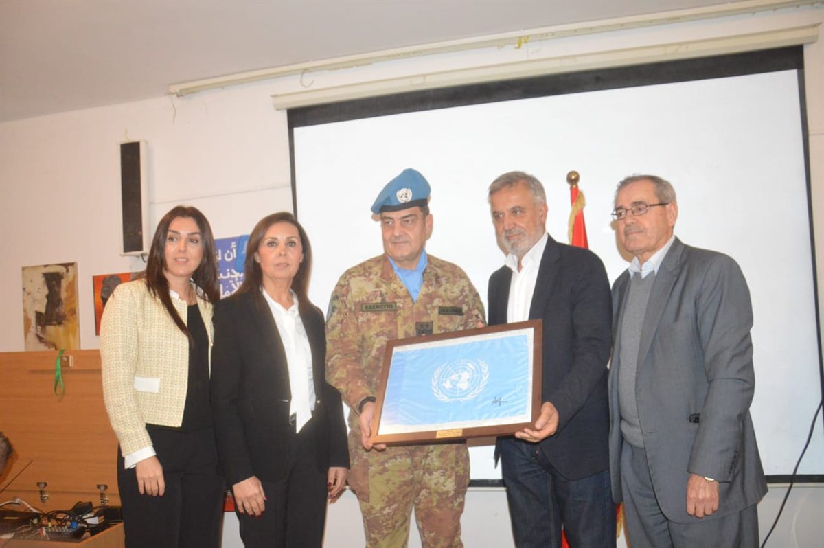 قائد قوات اليونيفيل في جنوب لبنان الجنرال Diodato Abagnara زار ثانوية البازورية الرسمية