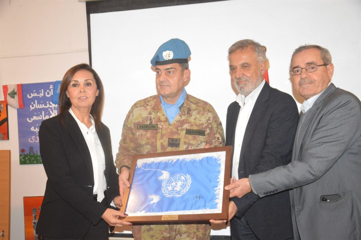 قائد قوات اليونيفيل في جنوب لبنان الجنرال Diodato Abagnara زار ثانوية البازورية الرسمية