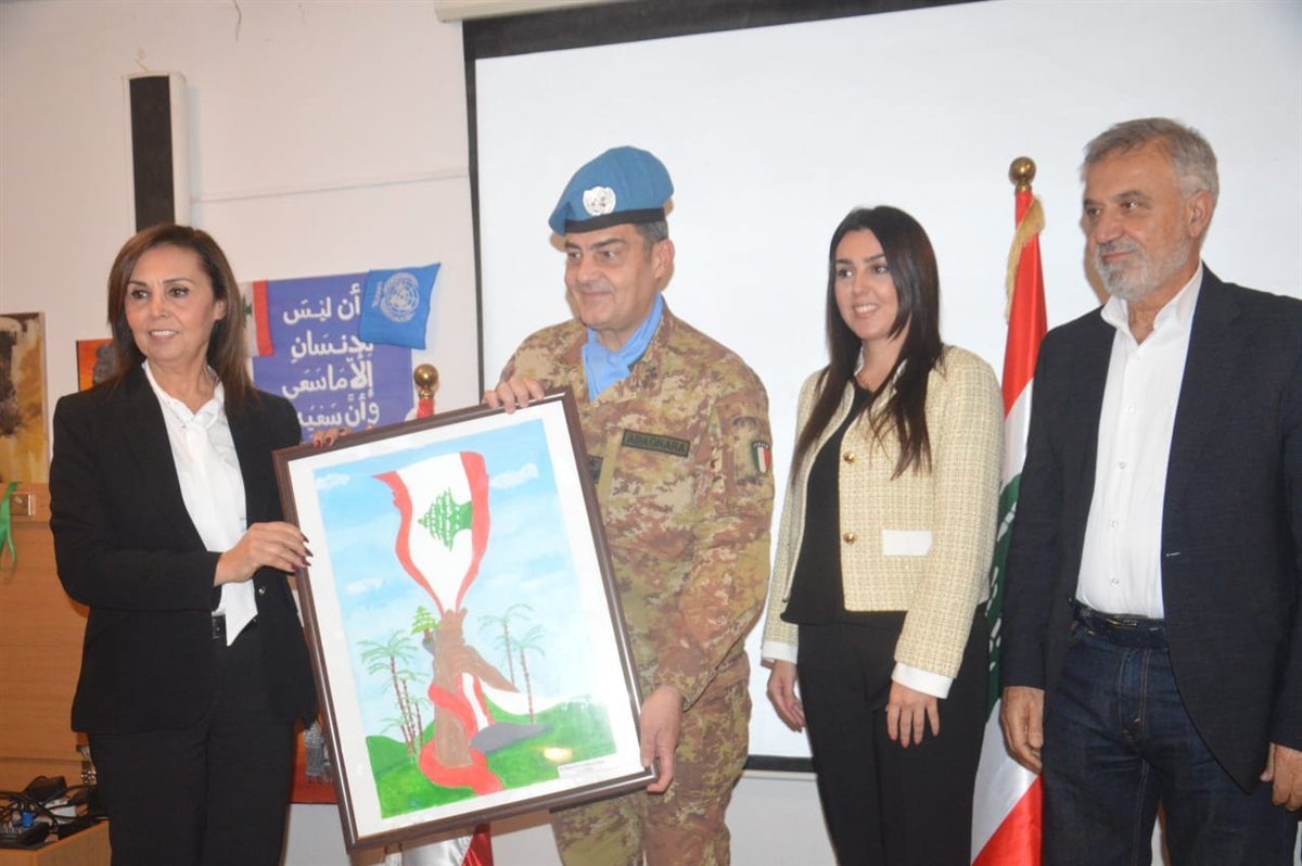 قائد قوات اليونيفيل في جنوب لبنان الجنرال Diodato Abagnara زار ثانوية البازورية الرسمية