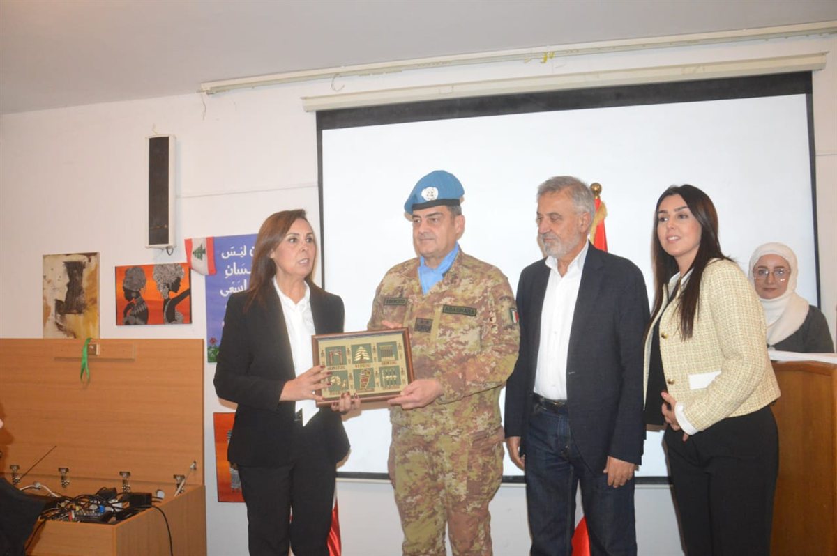 قائد قوات اليونيفيل في جنوب لبنان الجنرال Diodato Abagnara زار ثانوية البازورية الرسمية