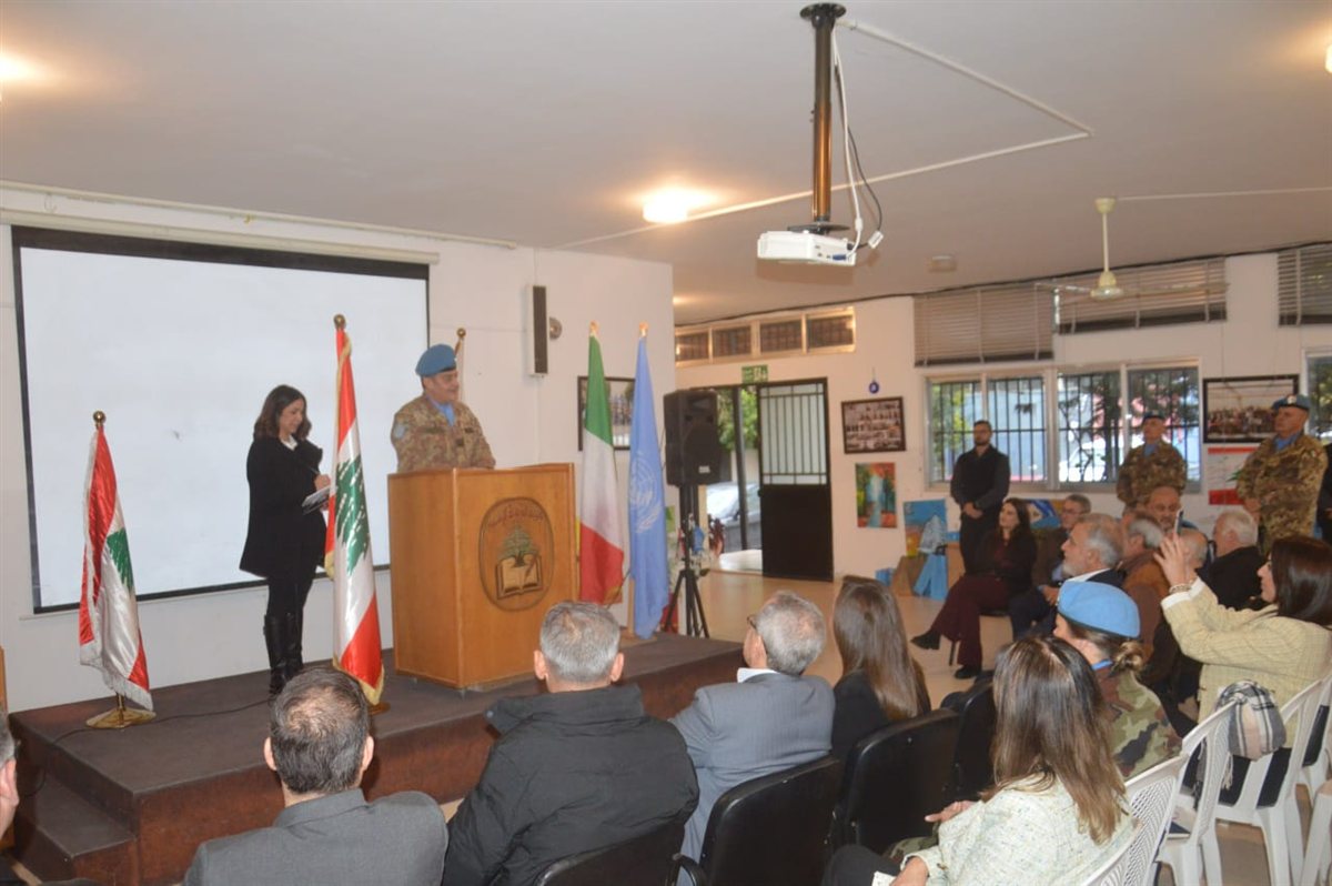 قائد قوات اليونيفيل في جنوب لبنان الجنرال Diodato Abagnara زار ثانوية البازورية الرسمية