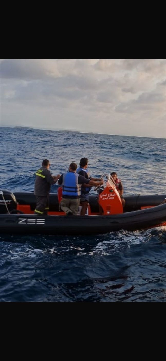 غرق مركب صيد في مرفأ الأوزاعي واستمرار عمليات البحث عن مفقود