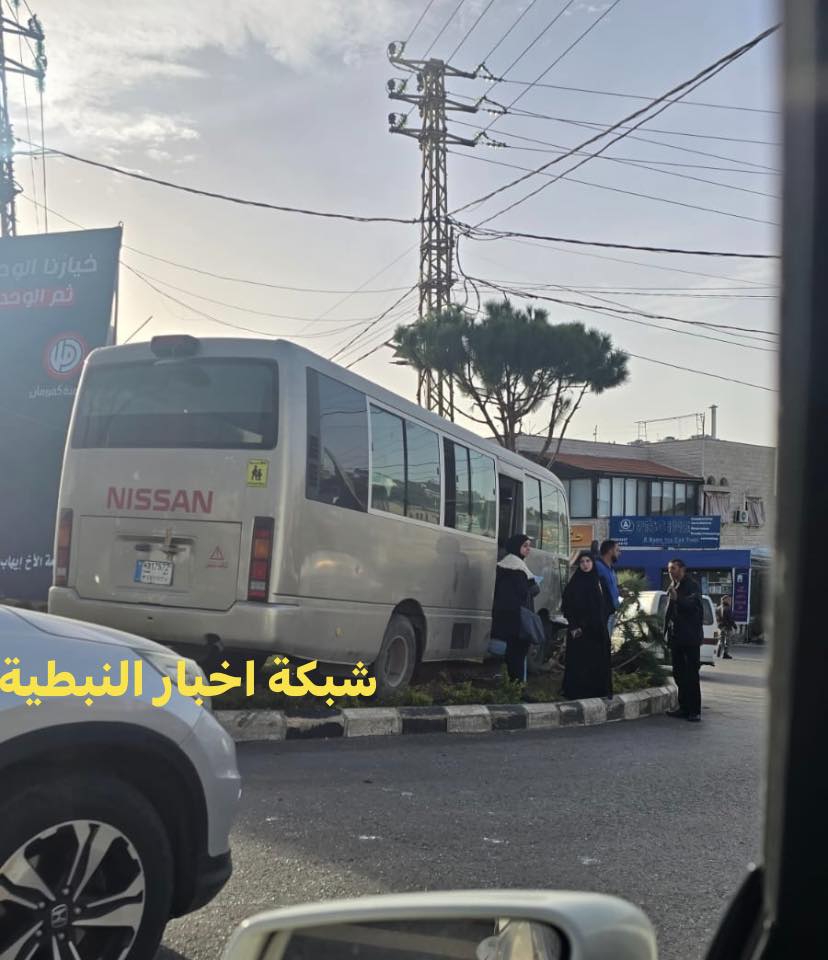 جنوبا: سائق حافلة بداخلها طلاب يفقد السيطرة عليها.. وهذا ما حصل!