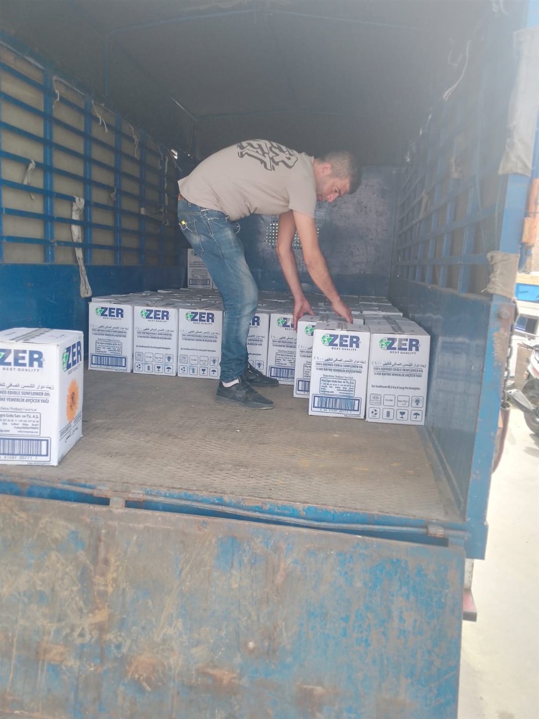 400 غالون زيت هبة للصيادين في مدينة صور بمسعى من المهندس ناصيف سقلاوي