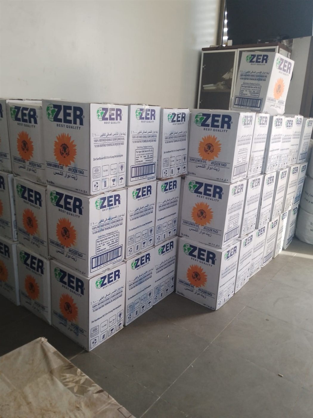 400 غالون زيت هبة للصيادين في مدينة صور بمسعى من المهندس ناصيف سقلاوي