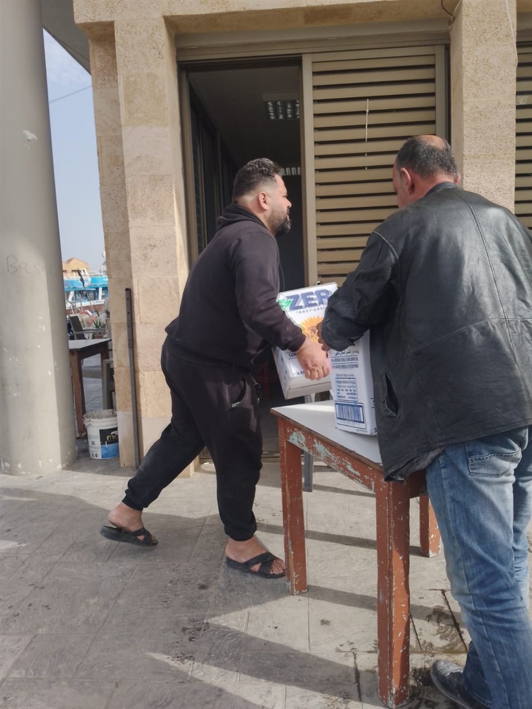 400 غالون زيت هبة للصيادين في مدينة صور بمسعى من المهندس ناصيف سقلاوي