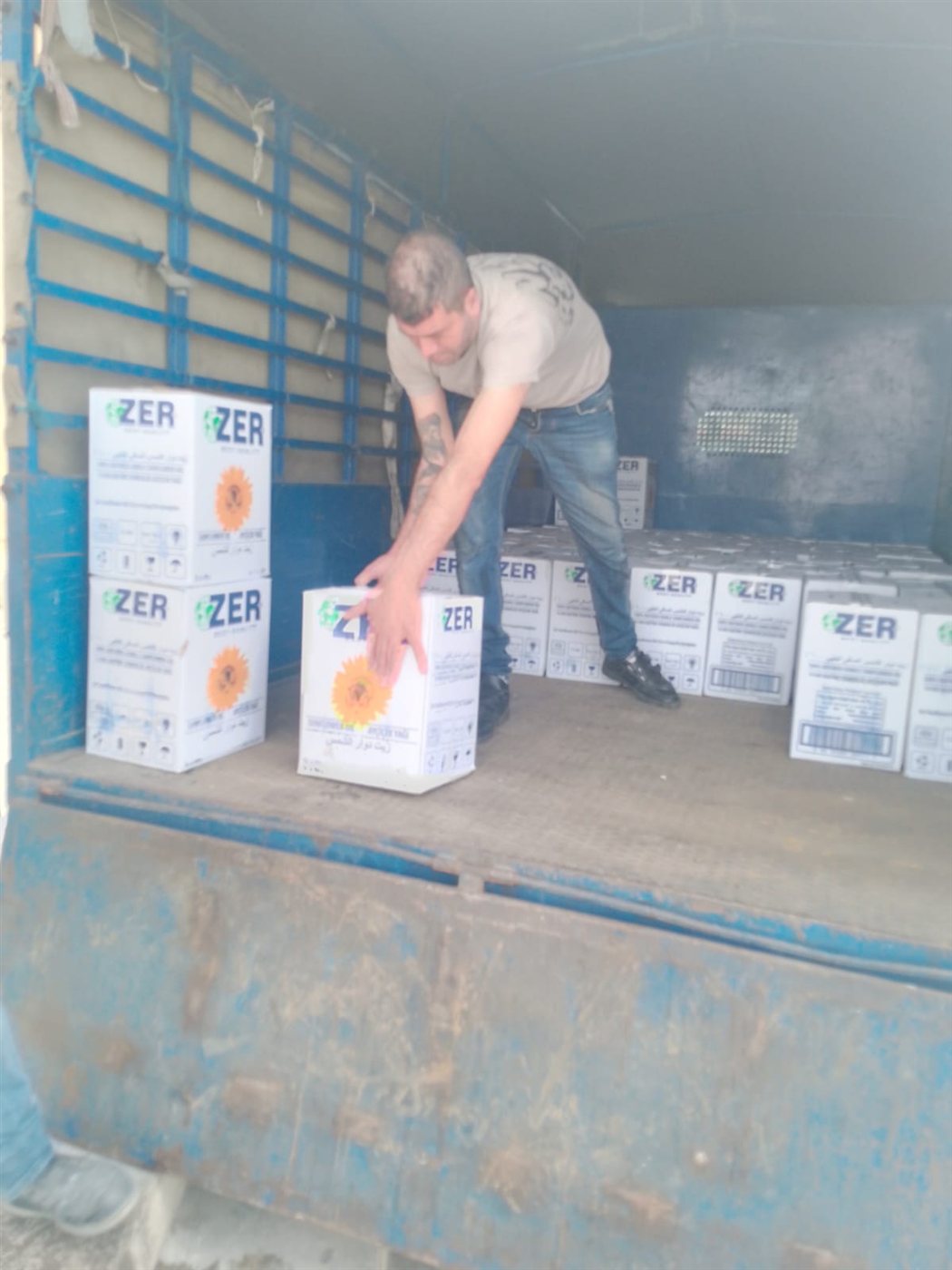 400 غالون زيت هبة للصيادين في مدينة صور بمسعى من المهندس ناصيف سقلاوي