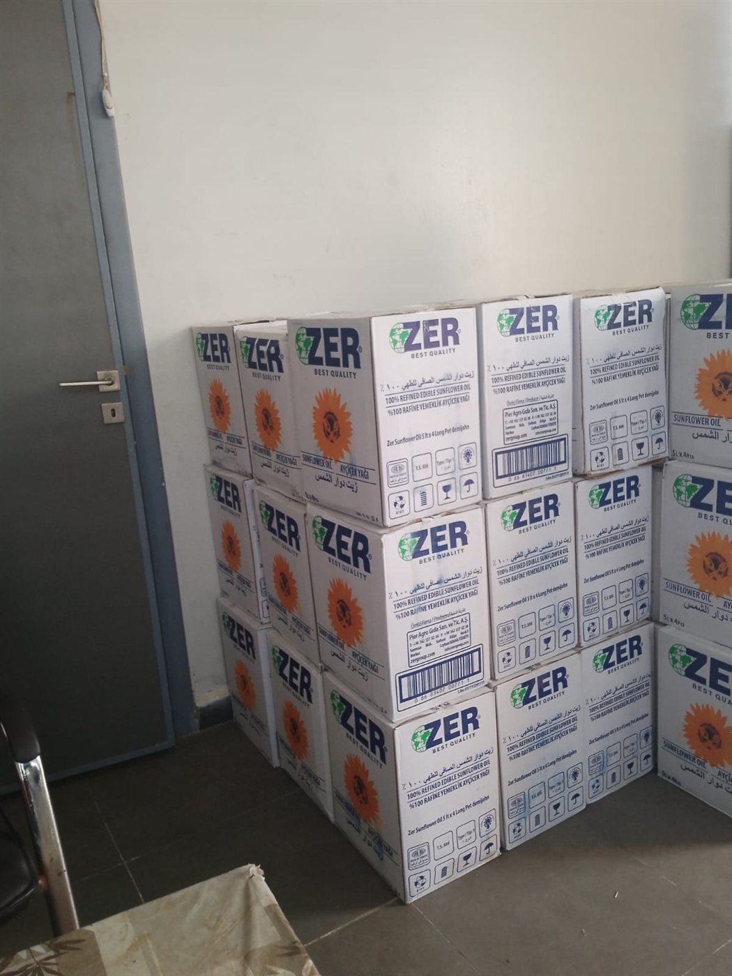 400 غالون زيت هبة للصيادين في مدينة صور بمسعى من المهندس ناصيف سقلاوي