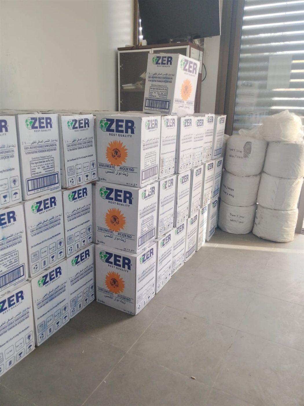 400 غالون زيت هبة للصيادين في مدينة صور بمسعى من المهندس ناصيف سقلاوي