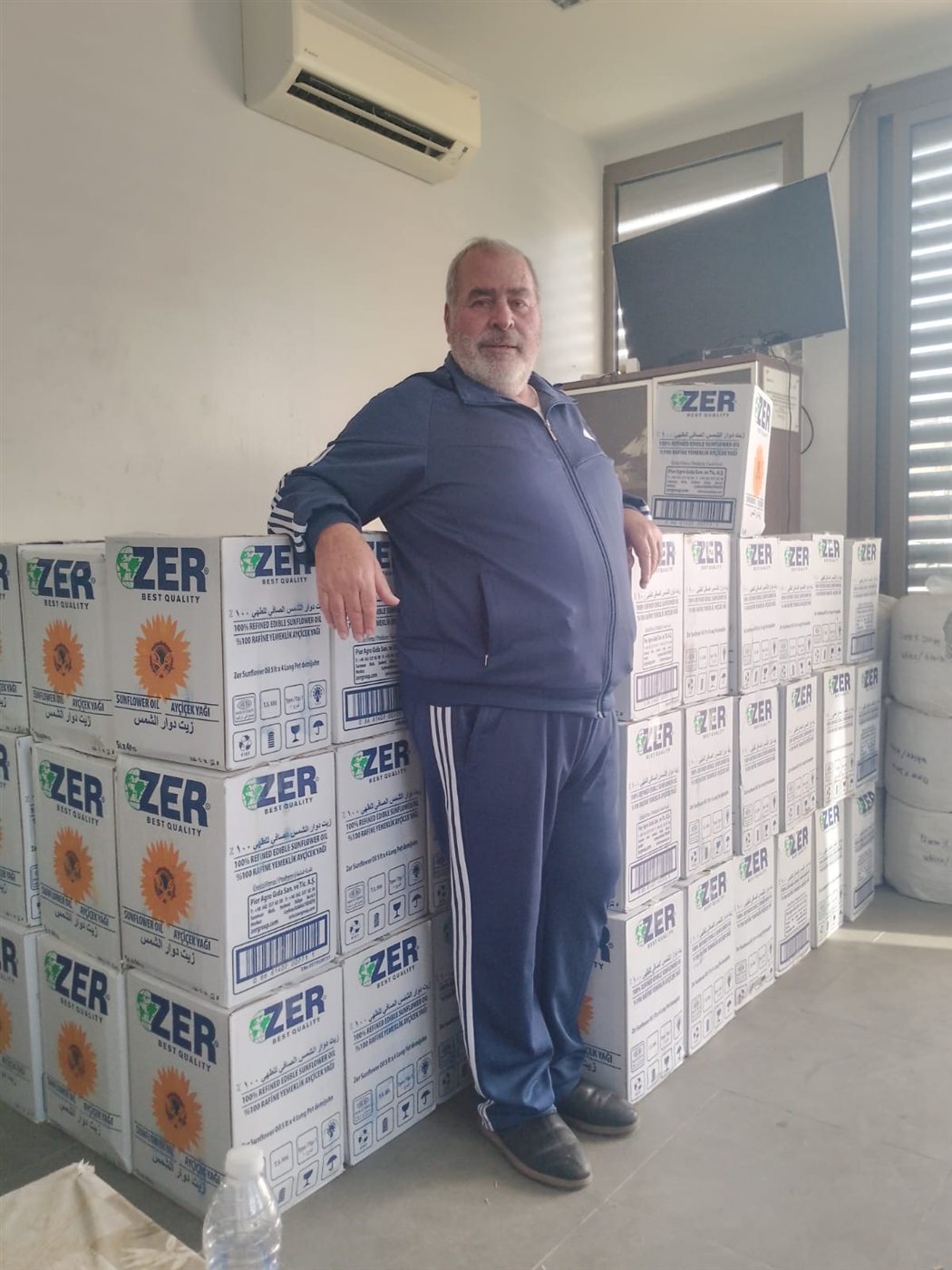 400 غالون زيت هبة للصيادين في مدينة صور بمسعى من المهندس ناصيف سقلاوي