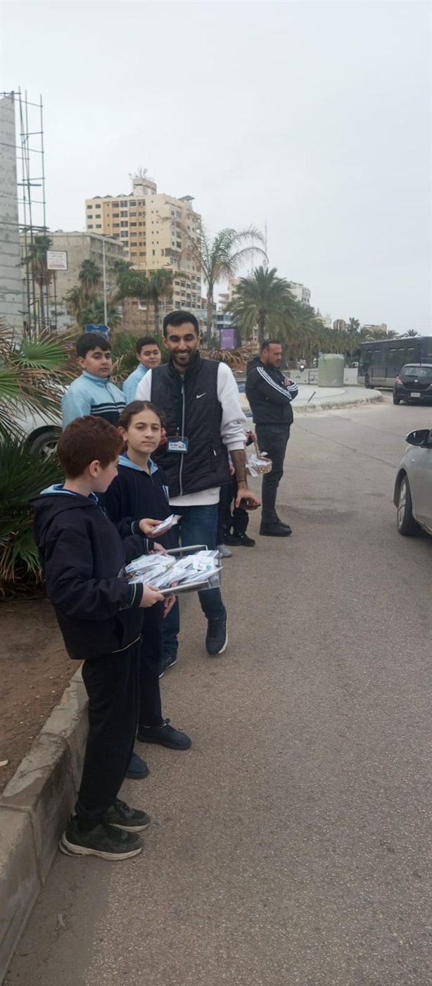 طلاب مدرسة صور الدولية TCS يوزعون الحلوى بمناسبة حلول شهر رمضان المبارك