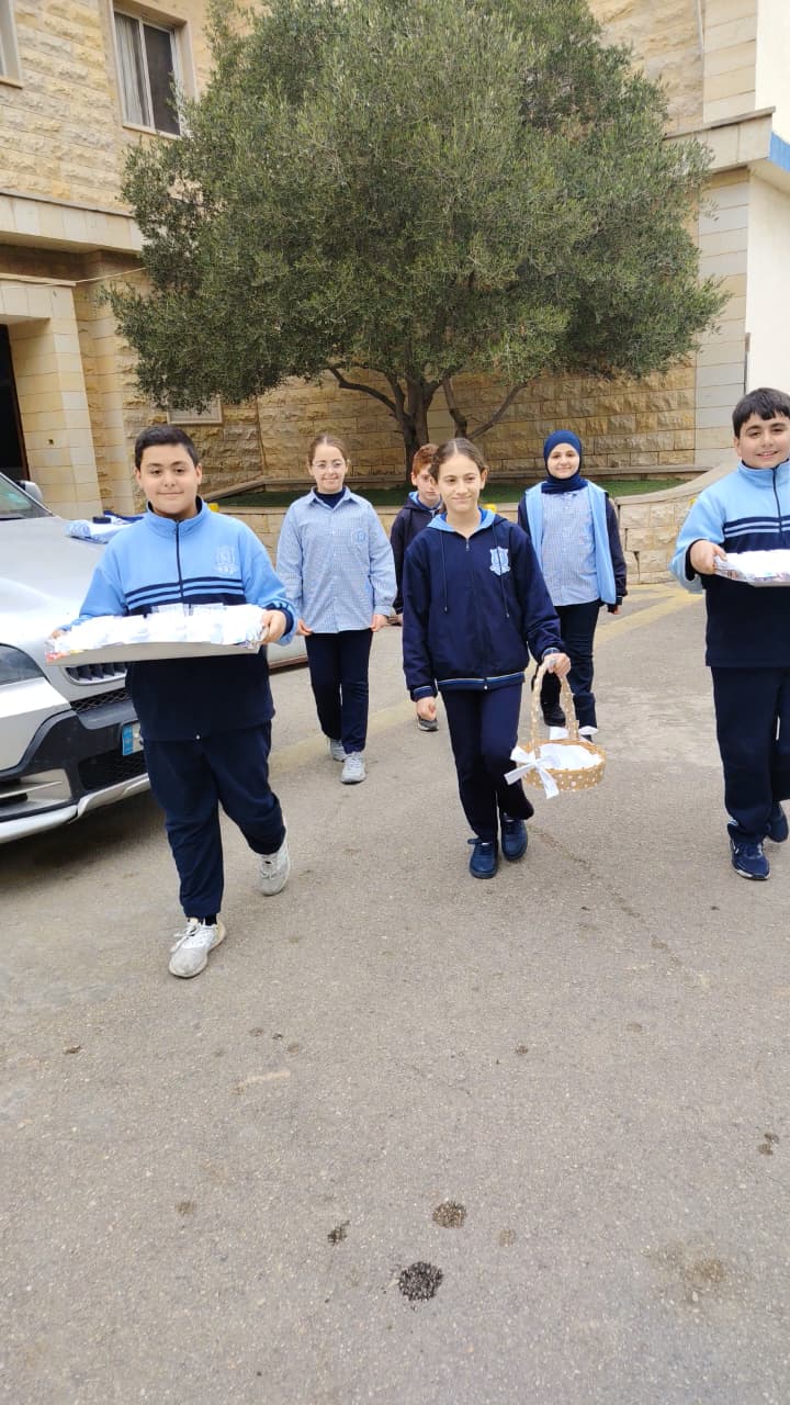 طلاب مدرسة صور الدولية TCS يوزعون الحلوى بمناسبة حلول شهر رمضان المبارك