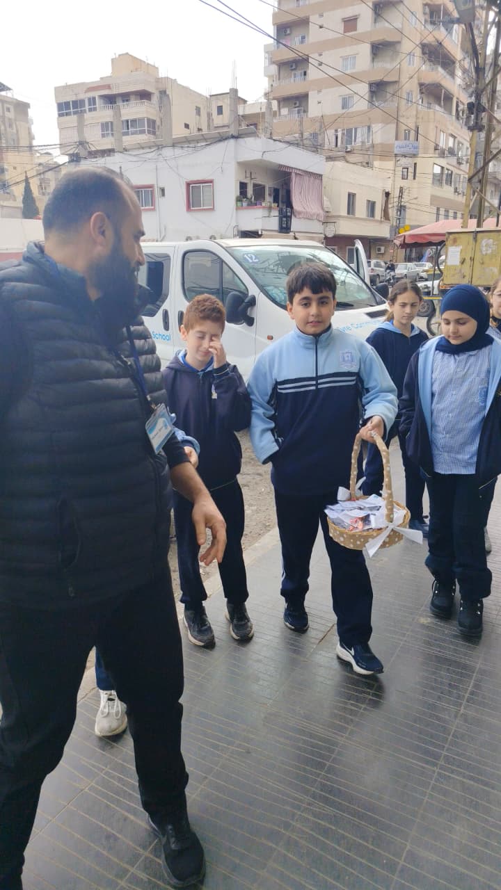 طلاب مدرسة صور الدولية TCS يوزعون الحلوى بمناسبة حلول شهر رمضان المبارك