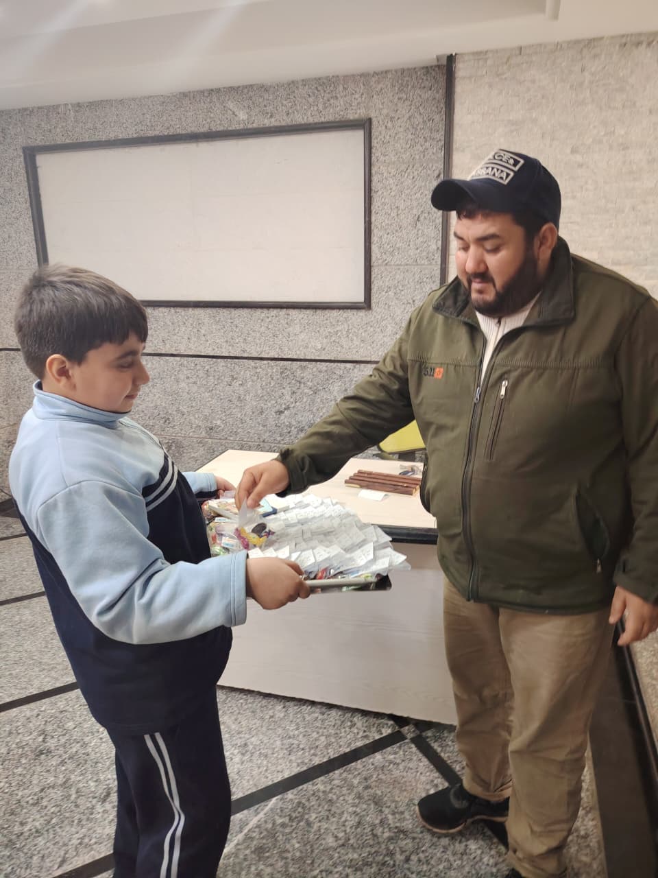 طلاب مدرسة صور الدولية TCS يوزعون الحلوى بمناسبة حلول شهر رمضان المبارك