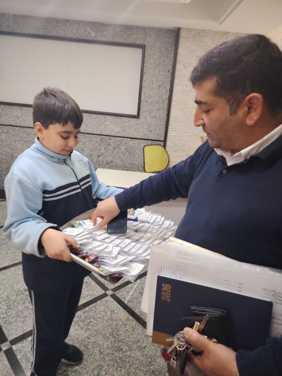 طلاب مدرسة صور الدولية TCS يوزعون الحلوى بمناسبة حلول شهر رمضان المبارك