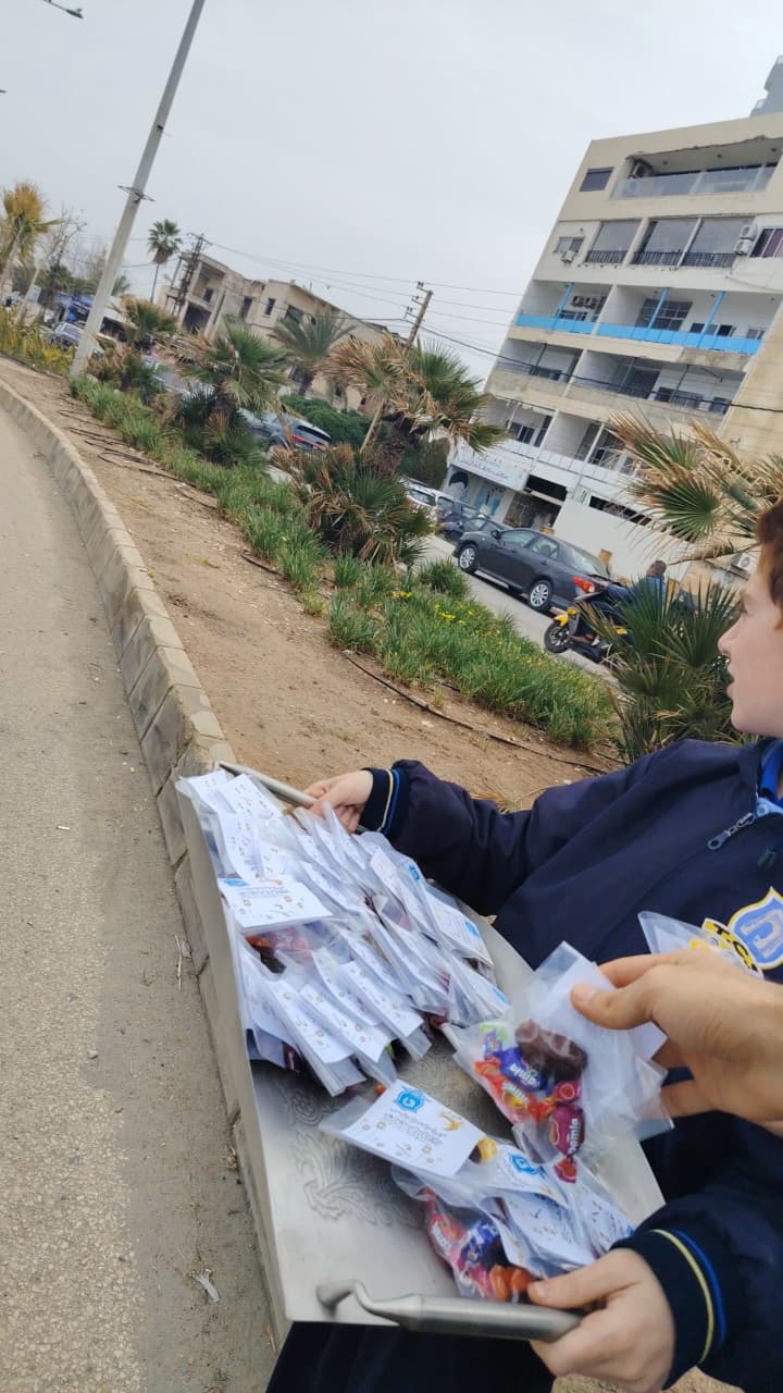 طلاب مدرسة صور الدولية TCS يوزعون الحلوى بمناسبة حلول شهر رمضان المبارك