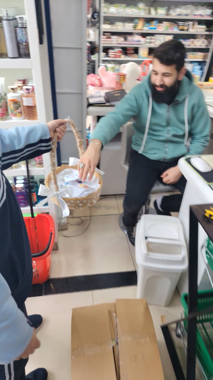 طلاب مدرسة صور الدولية TCS يوزعون الحلوى بمناسبة حلول شهر رمضان المبارك