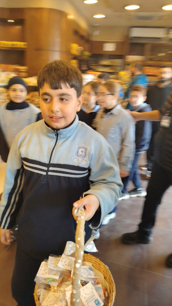 طلاب مدرسة صور الدولية TCS يوزعون الحلوى بمناسبة حلول شهر رمضان المبارك