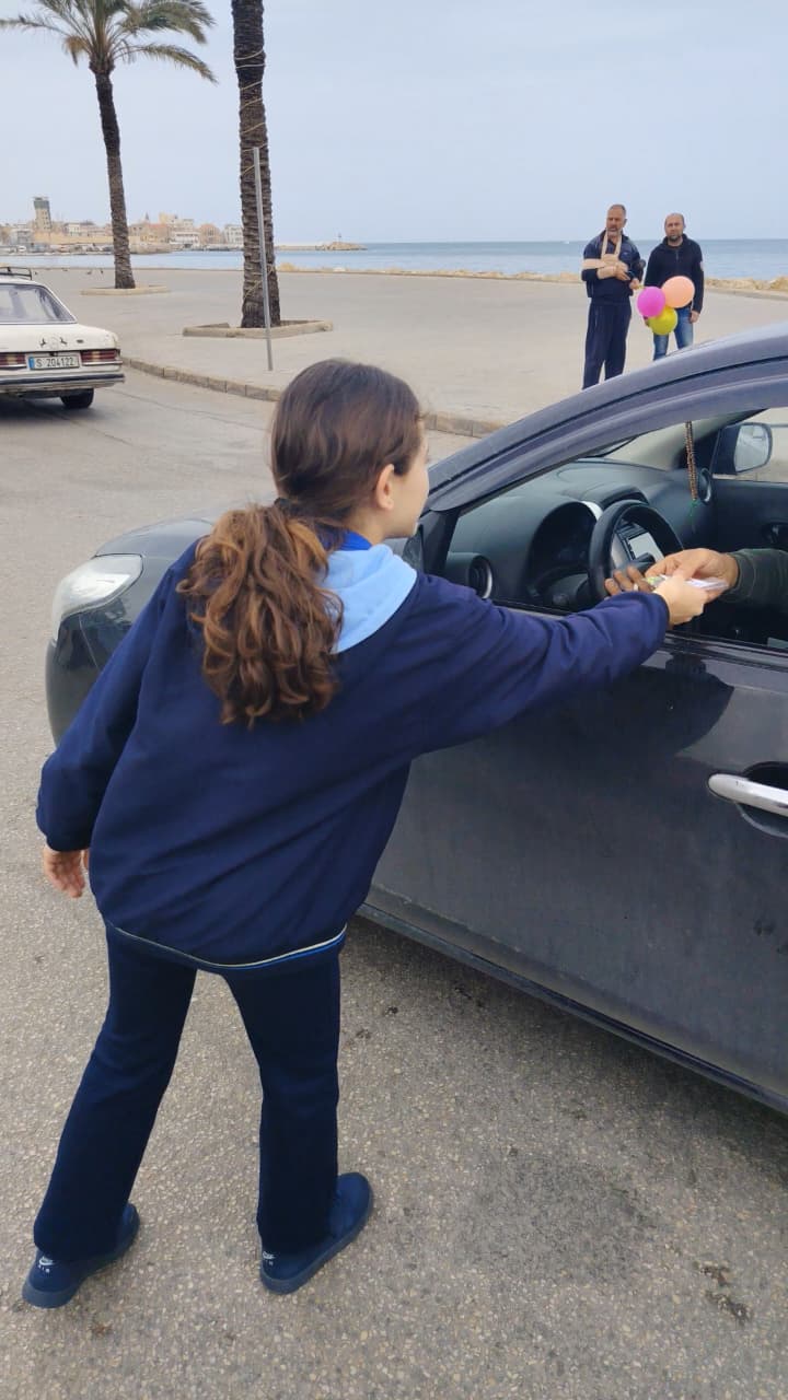 طلاب مدرسة صور الدولية TCS يوزعون الحلوى بمناسبة حلول شهر رمضان المبارك