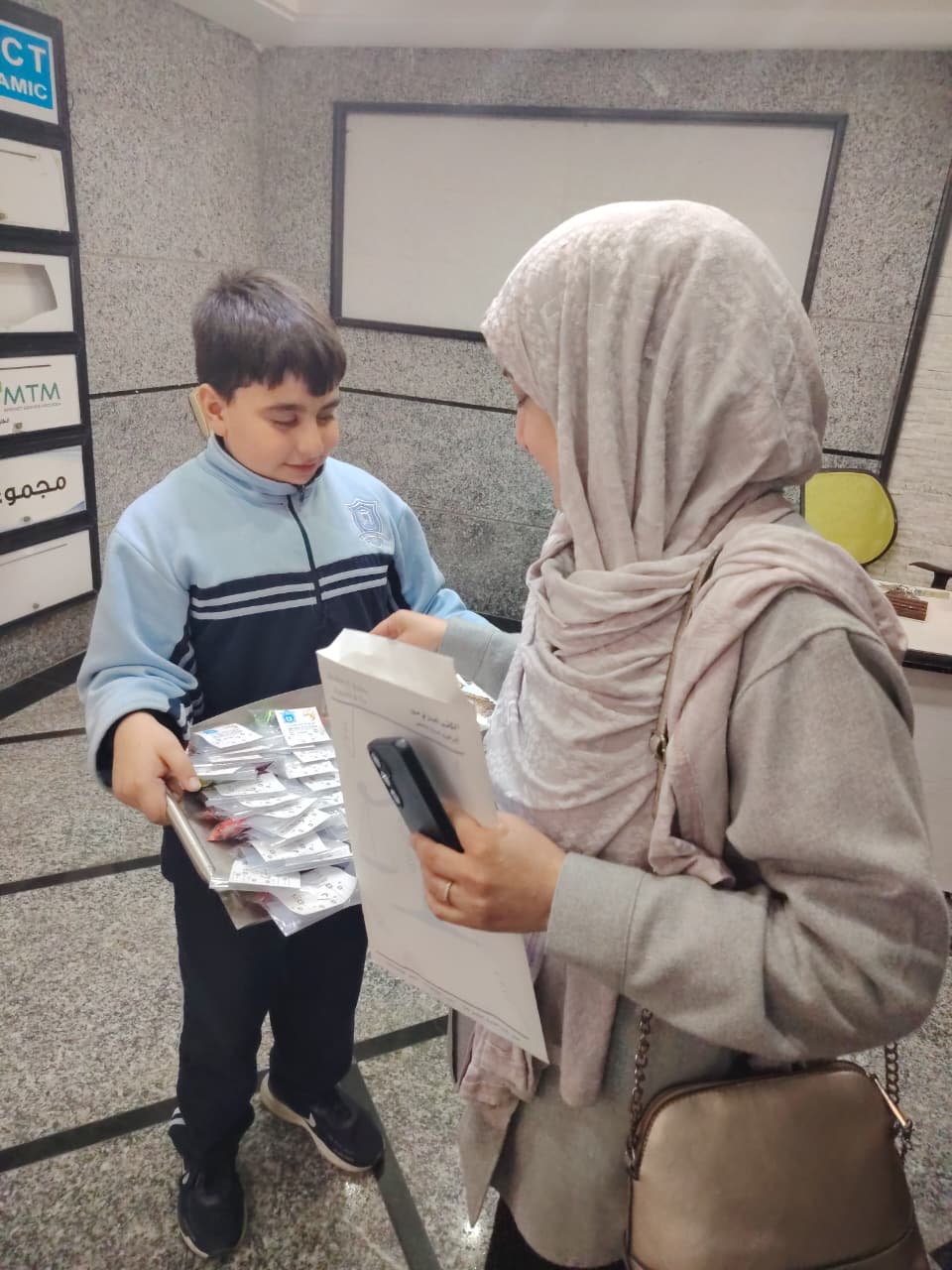 طلاب مدرسة صور الدولية TCS يوزعون الحلوى بمناسبة حلول شهر رمضان المبارك