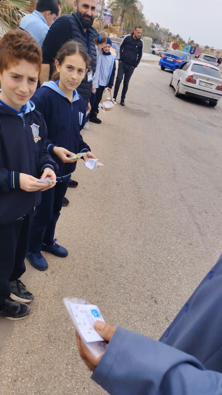 طلاب مدرسة صور الدولية TCS يوزعون الحلوى بمناسبة حلول شهر رمضان المبارك
