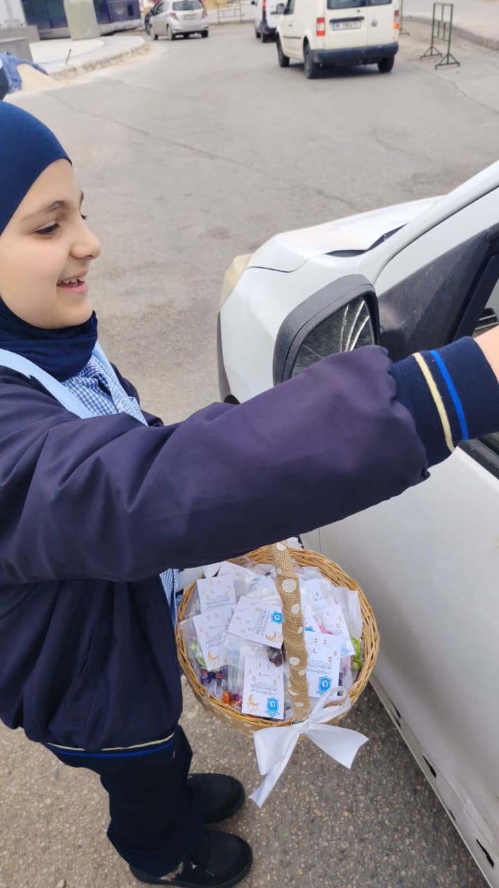 طلاب مدرسة صور الدولية TCS يوزعون الحلوى بمناسبة حلول شهر رمضان المبارك