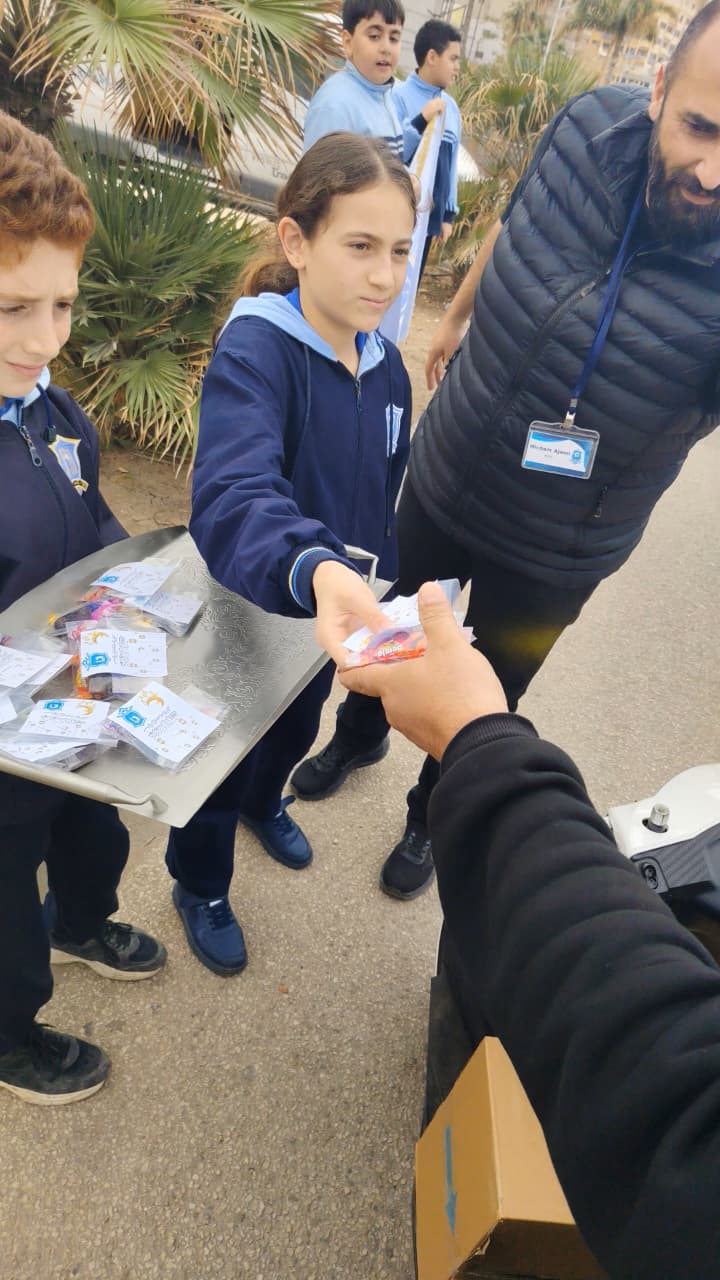 طلاب مدرسة صور الدولية TCS يوزعون الحلوى بمناسبة حلول شهر رمضان المبارك