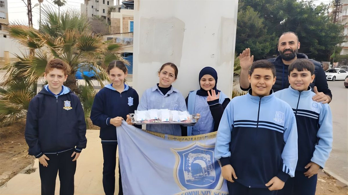 طلاب مدرسة صور الدولية TCS يوزعون الحلوى بمناسبة حلول شهر رمضان المبارك