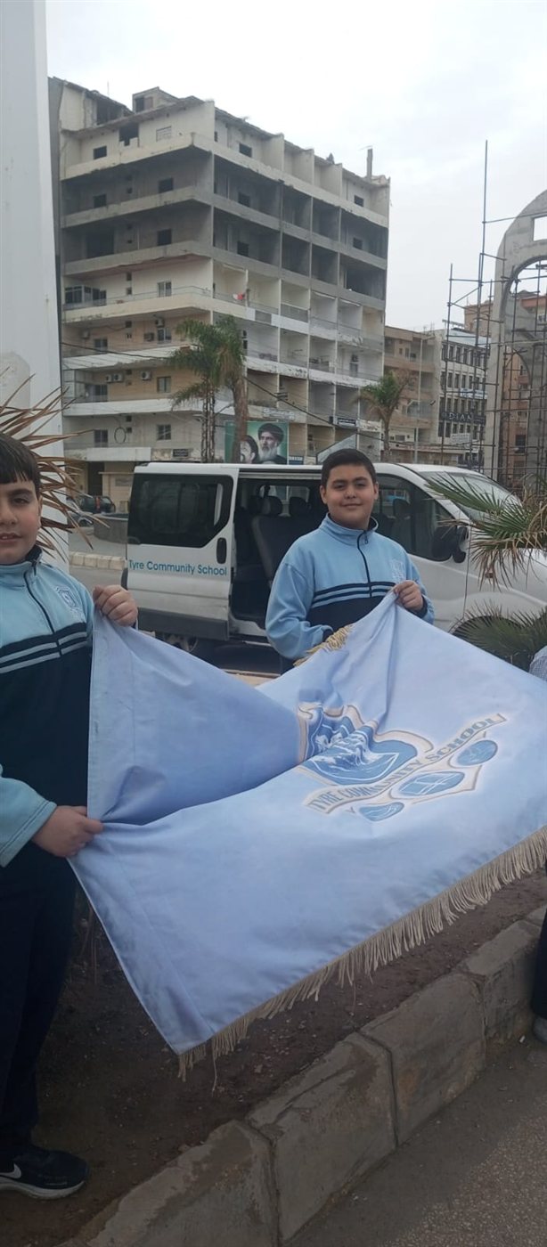 طلاب مدرسة صور الدولية TCS يوزعون الحلوى بمناسبة حلول شهر رمضان المبارك