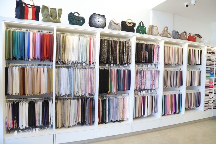 بعد اكثر من 25 سنة خبرة بالاشارب والمنديل بسوق الجملة.. رويال فولارد صار بالحوش