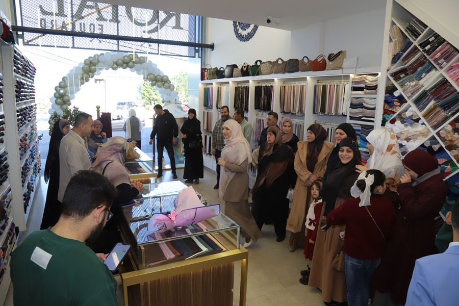 بعد اكثر من 25 سنة خبرة بالاشارب والمنديل بسوق الجملة.. رويال فولارد صار بالحوش