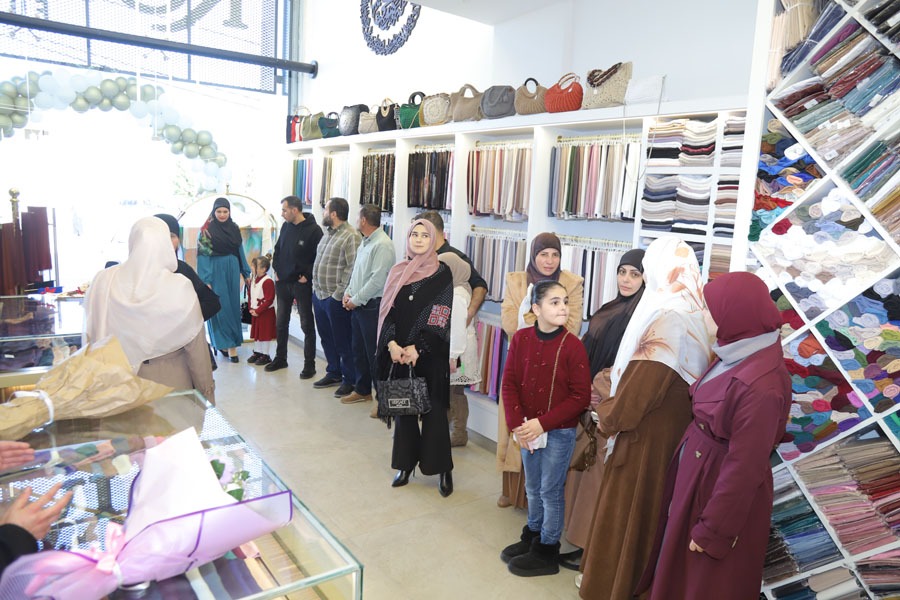 بعد اكثر من 25 سنة خبرة بالاشارب والمنديل بسوق الجملة.. رويال فولارد صار بالحوش